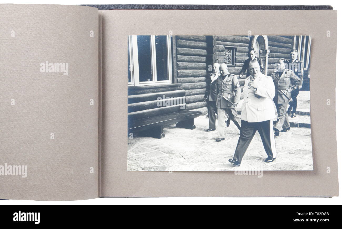 Hermann Göring - ein Fotoalbum von offiziellen Mussolinis Besuch in Carinhall Large Format Photo Album (34 x 24 cm) mit braunen Leder mit Gold - geprägter 'MUSSOLINI BEI GÖRING IN KARINHALL", "28. SEPTEMBER 1937' und 'BILDBERICHT VON CARLO CARLETTI'. Album besteht aus 18 17 x 23 cm schwarz-weiß Fotos. Fotos sind von einem beiläufigen/informellen Stil und verfügen über Hermann Göring, Emma Göring, Mussolini, Graf Ciano, Achille Starace, Luftwaffe Generäle Milch, Stumpf, und Bodenschatz, Paul Schmidt, SS-General Dietrich, und mehr. Aus dem Besitz eines amerikanischen Offiziers der 101 A, Editorial-Use - Nur Stockfoto