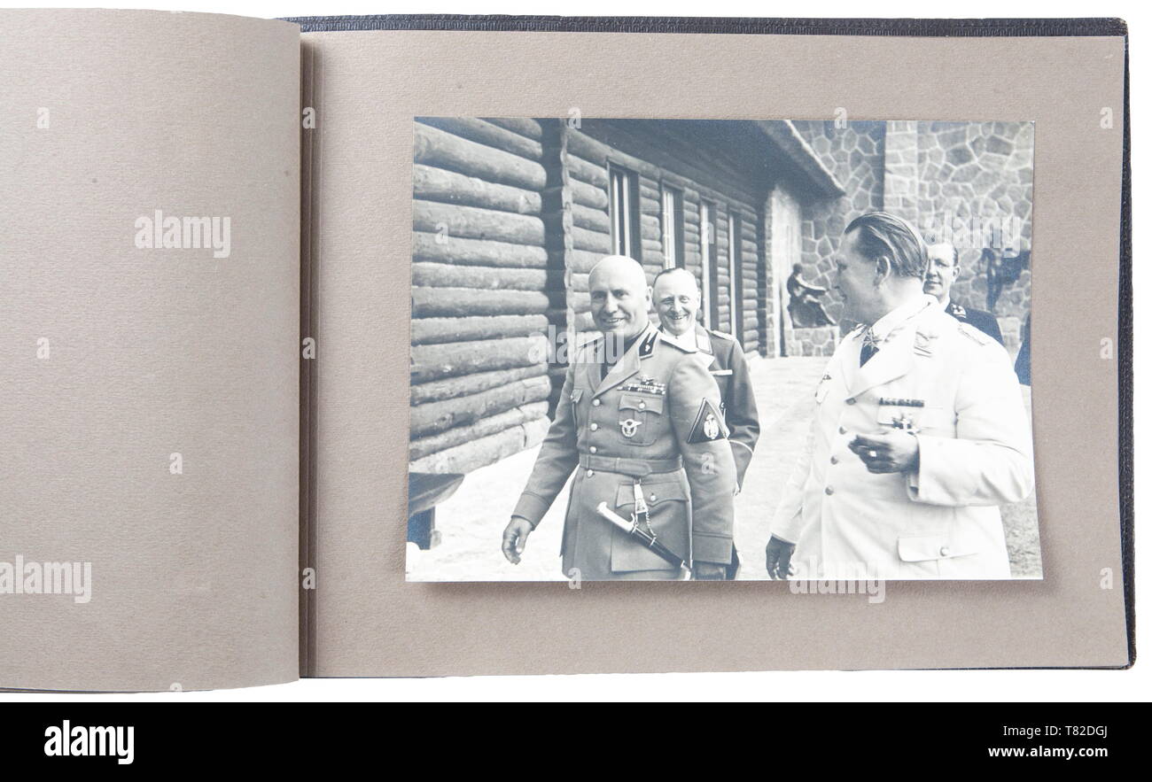 Hermann Göring - ein Fotoalbum von offiziellen Mussolinis Besuch in Carinhall Large Format Photo Album (34 x 24 cm) mit braunen Leder mit Gold - geprägter 'MUSSOLINI BEI GÖRING IN KARINHALL", "28. SEPTEMBER 1937' und 'BILDBERICHT VON CARLO CARLETTI'. Album besteht aus 18 17 x 23 cm schwarz-weiß Fotos. Fotos sind von einem beiläufigen/informellen Stil und verfügen über Hermann Göring, Emma Göring, Mussolini, Graf Ciano, Achille Starace, Luftwaffe Generäle Milch, Stumpf, und Bodenschatz, Paul Schmidt, SS-General Dietrich, und mehr. Aus dem Besitz eines amerikanischen Offiziers der 101 A, Editorial-Use - Nur Stockfoto