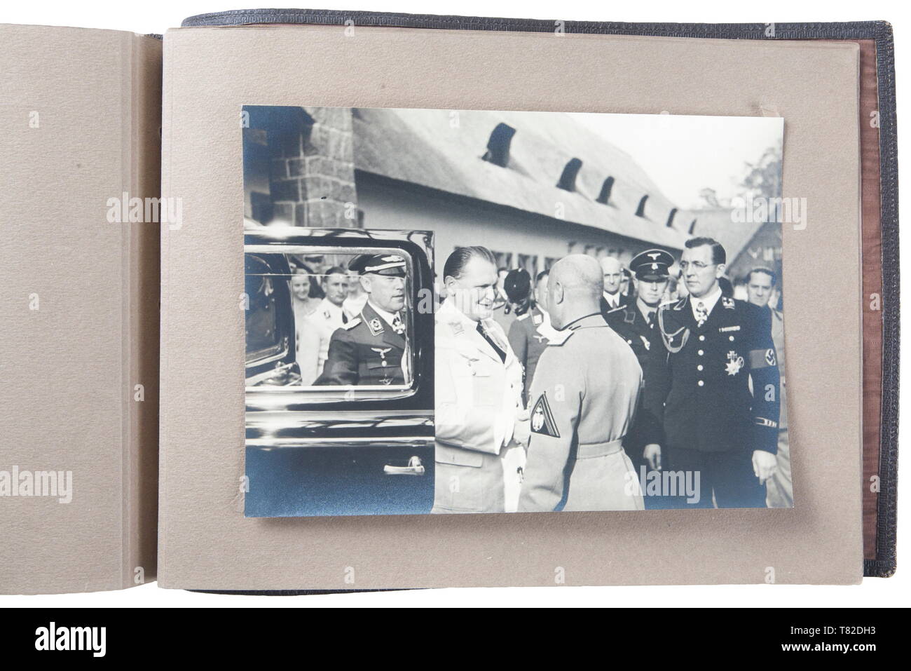 Hermann Göring - ein Fotoalbum von offiziellen Mussolinis Besuch in Carinhall Large Format Photo Album (34 x 24 cm) mit braunen Leder mit Gold - geprägter 'MUSSOLINI BEI GÖRING IN KARINHALL", "28. SEPTEMBER 1937' und 'BILDBERICHT VON CARLO CARLETTI'. Album besteht aus 18 17 x 23 cm schwarz-weiß Fotos. Fotos sind von einem beiläufigen/informellen Stil und verfügen über Hermann Göring, Emma Göring, Mussolini, Graf Ciano, Achille Starace, Luftwaffe Generäle Milch, Stumpf, und Bodenschatz, Paul Schmidt, SS-General Dietrich, und mehr. Aus dem Besitz eines amerikanischen Offiziers der 101 A, Editorial-Use - Nur Stockfoto