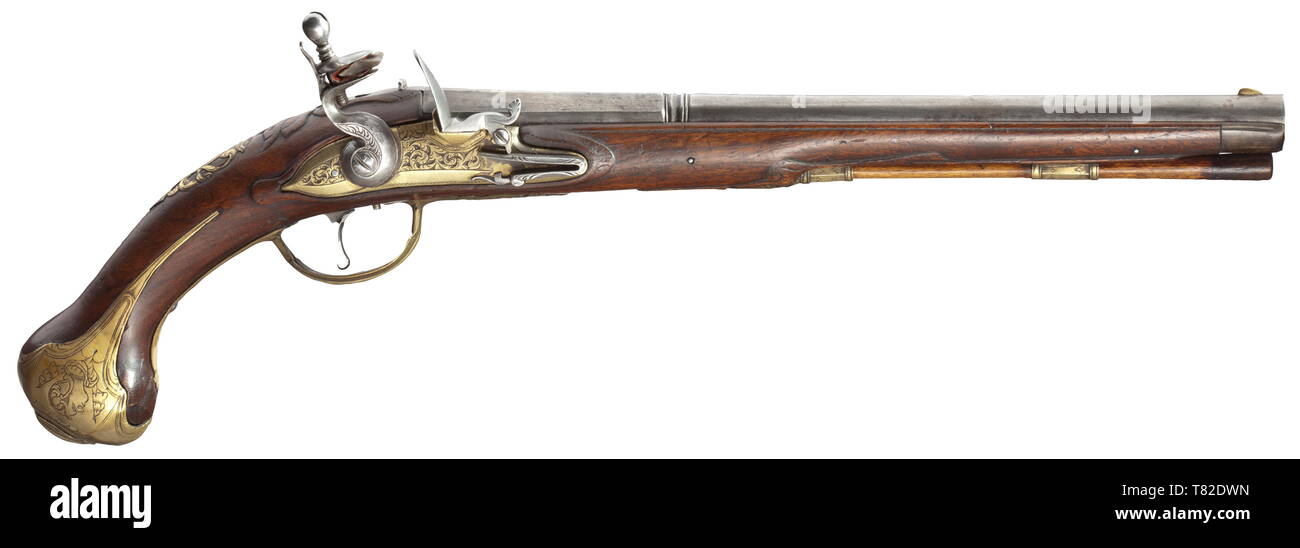 Eine Flämische flintlock Pistol, ca. 1720 zweistufige Zylinder mit 16 mm Kaliber mit gezogenen Bohrung, achteckige dann Runde nach einem Gürtel. Die musketen mit feinen Ranke Gravur, die Sicherungsplatte aus Messing. Nussbaum vollen Lager mit Messing Möbel, en suite und einem gestreiften Seitenplatte dekoriert ist. Holz- ladestock mit Horn Tipp. Länge 51 cm. historischen, geschichtlichen, der Pistole, zivile Faustfeuerwaffen, Handheld, Waffe, Waffen, Schusswaffen, Feuer arm, Schusswaffen, Waffen, Waffen, Waffen, Waffen, arm, 18. Jahrhundert, Additional-Rights - Clearance-Info - Not-Available Stockfoto