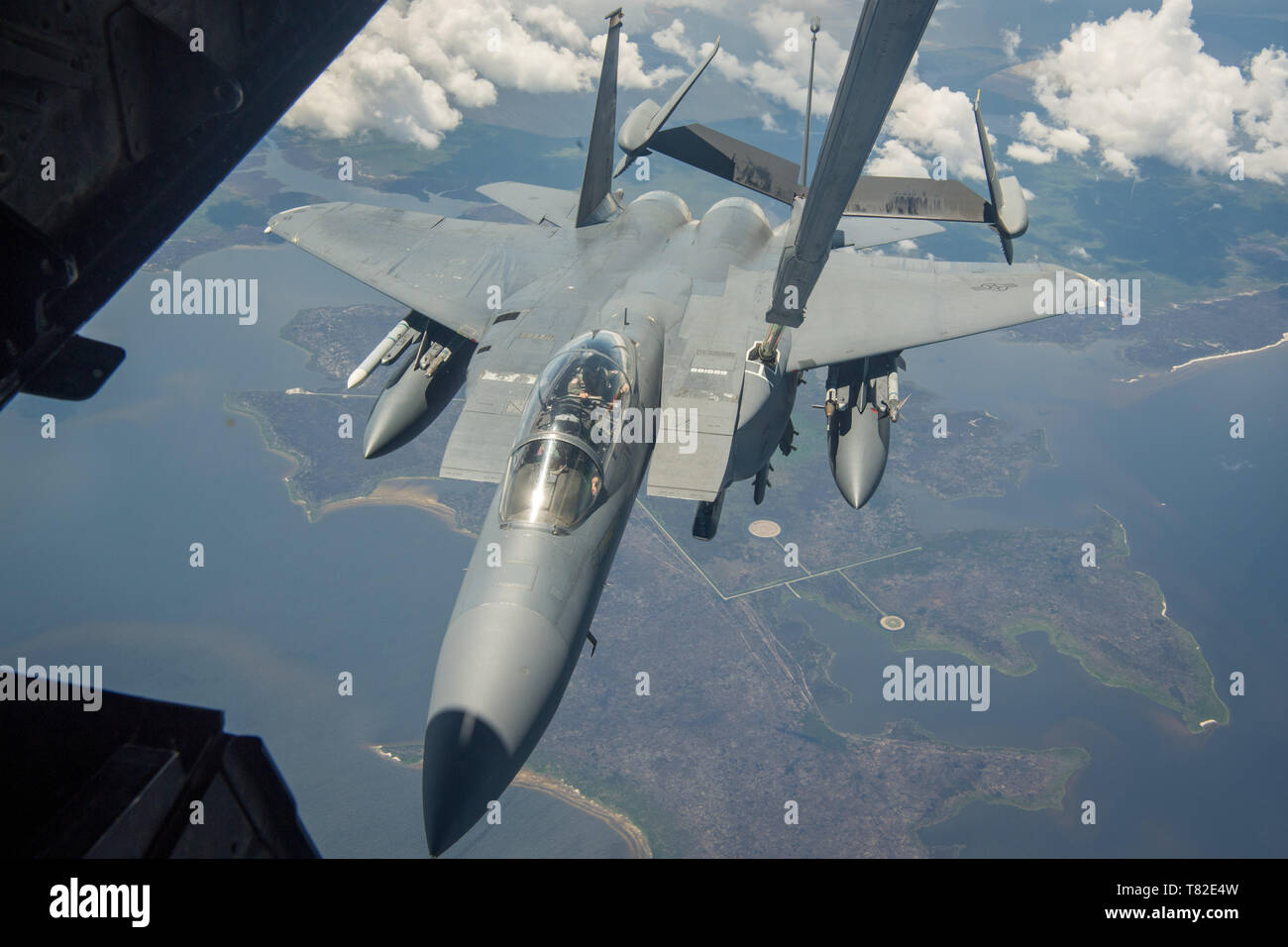 Eine F-15E Eagle aus der 336 Fighter Squadron, 4th Fighter Wing, Seymour Johnson Air Force Base, N.C., erhält Air Refuelling Boom von der 78th Air Refuelling Squadron, 514Th Air Mobility Wing, Joint Base Mc Guire-Dix - Lakehurst, New Jersey, 8. Mai 2019. Die 514Th ist ein Air Force Reserve Command unit. (U.S. Air Force Foto von älteren Flieger Ruben Rios) Stockfoto