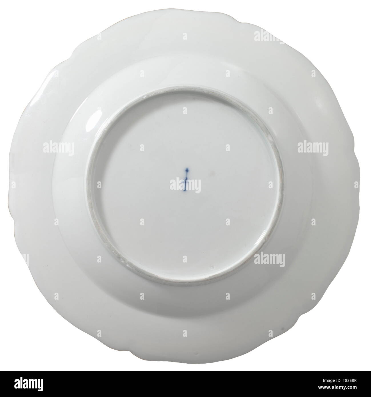 Grand Duke Pawel Petrowitsch (1754-1801) - eine deutliche Platte Königlich Preußischen Porzellanmanufaktur, circa 1778. Porzellan, weiß glasiert. Eine handbemalte Doppeladler mit dem Wappen von Russland und Holstein-Gottorp in der Mitte mit goldfarbenem Rand. Die Basis mit Blau unterglasur Zepter markieren. Durchmesser 24,6 cm. Von außergewöhnlichem Zustand und Qualität. Selten. Die Platte ist ein Stück aus der Tabelle service Friedrich der Große Gaben als Geschenk für den Großfürsten Pawel Petrowitsch von Russland (später Pavel I). Vgl. E. Köllmann, Berliner Porzellan, Braunschweig 1966, Bd. II, Abb., Additional-Rights - Clearance-Info - Not-Available Stockfoto