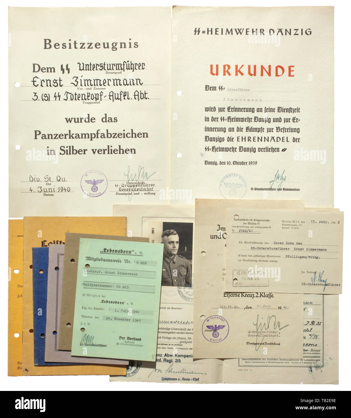 Der Nachlass von untersturmführer Ernst Zimmermann-Heimwehr Danzig Bicolor gerendert Dokument für die (tr) "Ehre Pin' der SS-Heimwehr Danzig. Dokument Nummer '1415' mit original Unterschrift des Kommandanten, Hans F. Goetze, am 10. Oktober 1939 ausgestellt. Auch die Auszeichnung für das Eiserne Kreuz 2.Klasse, während mit '3./(s) SS-Totenkopf-Aufkl. - Abtlg." mit Originalunterschrift von Gruppenführer und Generalleutnant der Waffen-SS Theodor Eicke, am 22. Juni 1940 während mit SS-Division "Totenkopf". Im Lieferumfang enthalten ist eine dekorative award Dokument für die Panzer Assault Badge in Silber, Editorial-Use - Nur Stockfoto