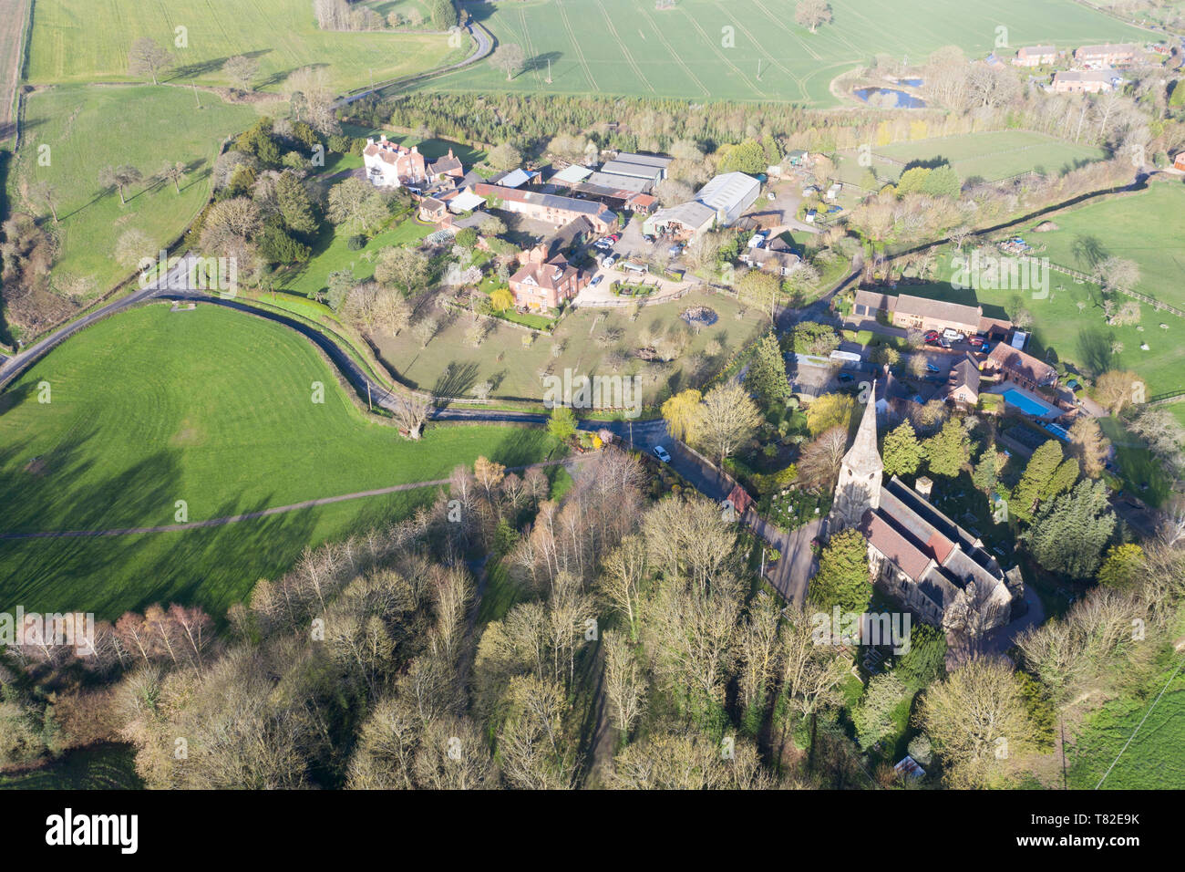 Abberley, Worcestershire, Großbritannien. 25. März 2019. Antenne drone Bild des Worcestershire Dorf Abberley einschließlich St Mary's Church Stockfoto