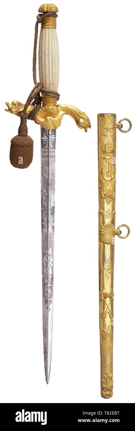 Eine herrliche Dolch der österreichischen Marine Blade der dreieckigen Abschnitt (leicht fleckig), mit Ornamenten geätzt, Anker und die Kaiserkrone. Elfenbein Griff (Risse), Feuer - vergoldete quillons in Form von zwei Delfinen. Das Feuer - vergoldete Scheide mit ausgiebigem relief Dekoration, Anker, Kaiserkrone, Paddel und Raddampfer. Schwert Knoten mit grün-weiß-rot verwebt. Länge 44,5 cm. In buch Erich Gabriel's 'Die Seitenwaffen der österreichischen und österreichisch-ungarischen Kriegsmarine" ein identisches Stück ist als ein nicht identifiziertes Österreichische marine Dolch, der königlich-kaiserlichen arm, Editorial-Use - Nur präsentiert Stockfoto