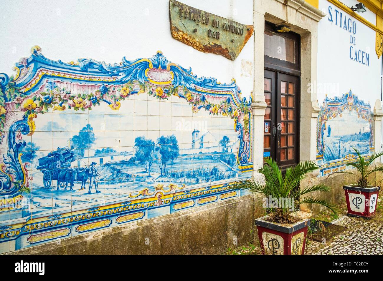Portugal, Alentejo, Santiago do Cacem auf dem Wanderweg Rota Vicentina (historische Weise GR11), der ehemalige Bahnhof bedeckt mit Azulejos Stockfoto