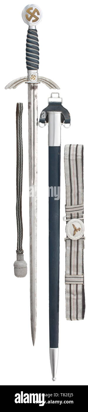 Ein Pilot Schwert M 35 In light Version. Vernickelte Klinge (teilweise fleckig), Mark's Maker's MF Solingen" und der Adler Akzeptanzzeichen. Aluminium quillons und Knauf, beide mit Sun Felgen in gold, blau Leder Griff und Kabel verbindlich. Scheide mit blauem Leder überzogen, mit Aluminium Halterungen und Leder Aufhängevorrichtung. Anzeichen von Verschleiß und Alter. Länge ca. 88 cm. Kommt mit einem Schwert Knoten (nicht Teil der ursprünglichen) und einem silbernen Feld Riemen für Offiziere der Luftwaffe mit Aluminium Schnalle. historischen, geschichtlichen, Luftwaffe, Zweig, Zweige, bewaffneten Service, Streitkräfte, Mi, Editorial-Use - Nur Stockfoto
