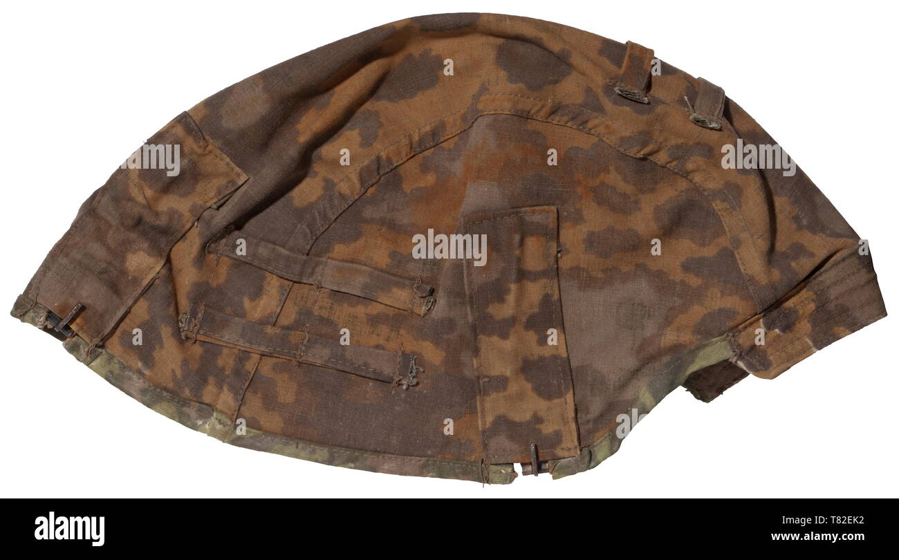 Eine Tarnung Abdeckung für einen Stahlhelm Reversible äußere Hülle für die Waffen-SS-Einheiten. Modell in braun-grünen Eichenblatt Tarnmuster für Frühling, reversibel Eichenlaub Tarnmuster in herbstlichen Farben. Beide Seiten in Platane camouflage Material gedruckt, zwölf separate Anlage Schleifen. Drei magnetische Befestigung von Haken zur Befestigung am Helm. Ein seltenes Stück der Ausrüstung. Vgl. Beaver, M, Camouflage Uniformen der Waffen-SS, S. 127 - 136. historischen, historische, 20. Jahrhundert, 1930S, 1940s, Waffen-SS, bewaffneten Division der SS, bewaffneten Service, Streitkräfte, NS, Natio, Editorial-Use - Nur Stockfoto