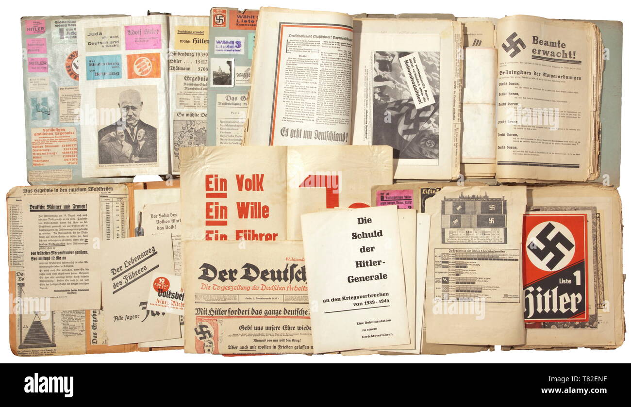 Dokumente aus dem Nachlass von einer Kampagne Arbeitnehmer sechs ursprünglichen Ordner mit zahlreiche Plakate, Flugblätter, Zeitungsausschnitte und Propaganda Texte der NSDAP, SPD und anderen Parteien für die Reichstagswahlen am 31. Juli 1932, 6. November 1932, 5. März 1933 und 12. November 1933 sowie die Wahl des Reichspräsidenten 1932. Schwarz-weiß und den mehrfarbigen Druck auf weißem oder farbigem Papier. Unter den Dokumenten das Plakat "Führers Wir folgen dir!", das Plakat mit den Porträts der Hindenburg und Hitler (beide ca. 60 x 85 cm) und eine große Attraktivität der deutschen Wirtschaft H, Editorial-Use - Nur Support Stockfoto