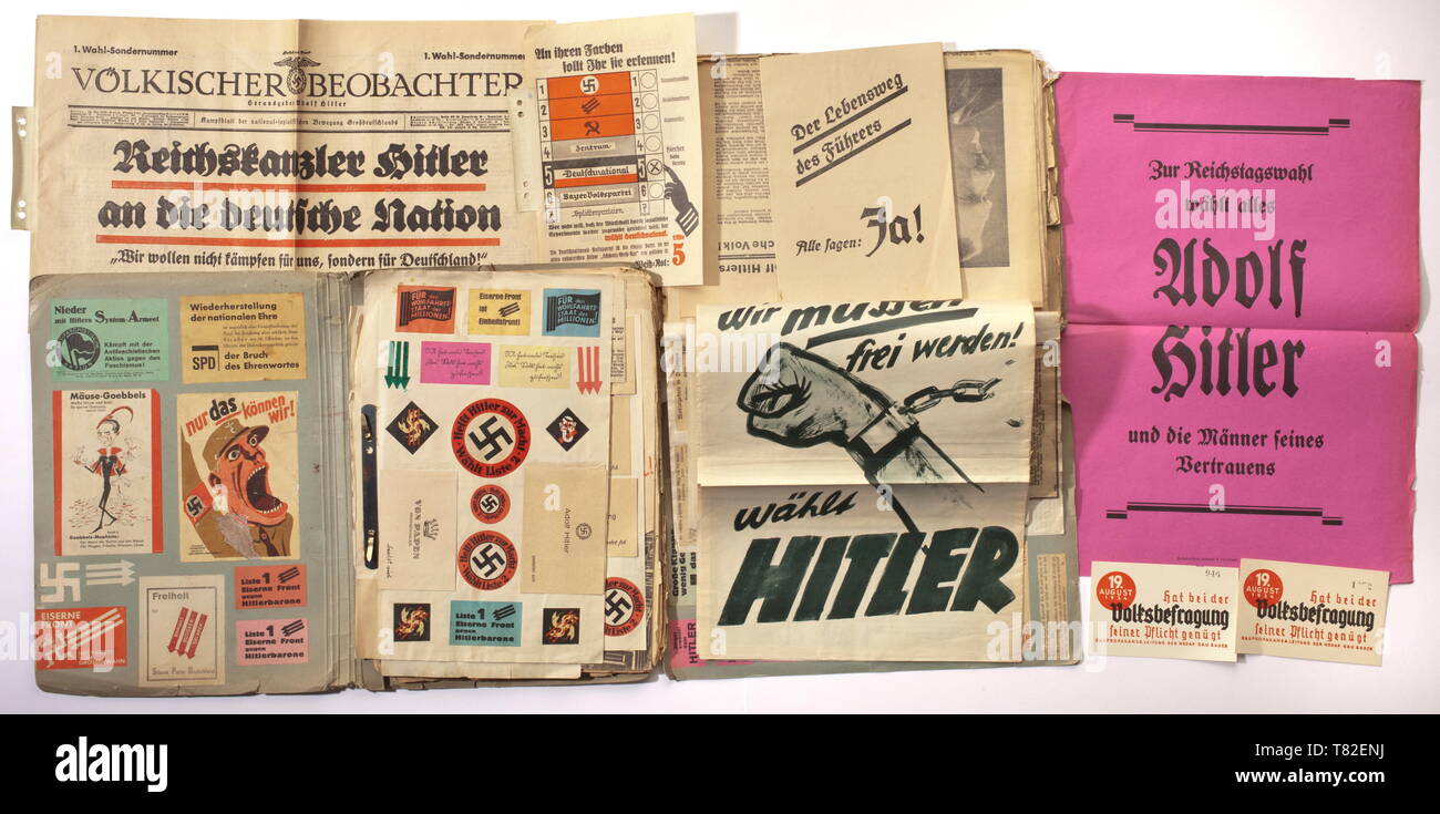 Dokumente aus dem Nachlass von einer Kampagne Arbeitnehmer sechs ursprünglichen Ordner mit zahlreiche Plakate, Flugblätter, Zeitungsausschnitte und Propaganda Texte der NSDAP, SPD und anderen Parteien für die Reichstagswahlen am 31. Juli 1932, 6. November 1932, 5. März 1933 und 12. November 1933 sowie die Wahl des Reichspräsidenten 1932. Schwarz-weiß und den mehrfarbigen Druck auf weißem oder farbigem Papier. Unter den Dokumenten das Plakat "Führers Wir folgen dir!", das Plakat mit den Porträts der Hindenburg und Hitler (beide ca. 60 x 85 cm) und eine große Attraktivität der deutschen Wirtschaft H, Editorial-Use - Nur Support Stockfoto