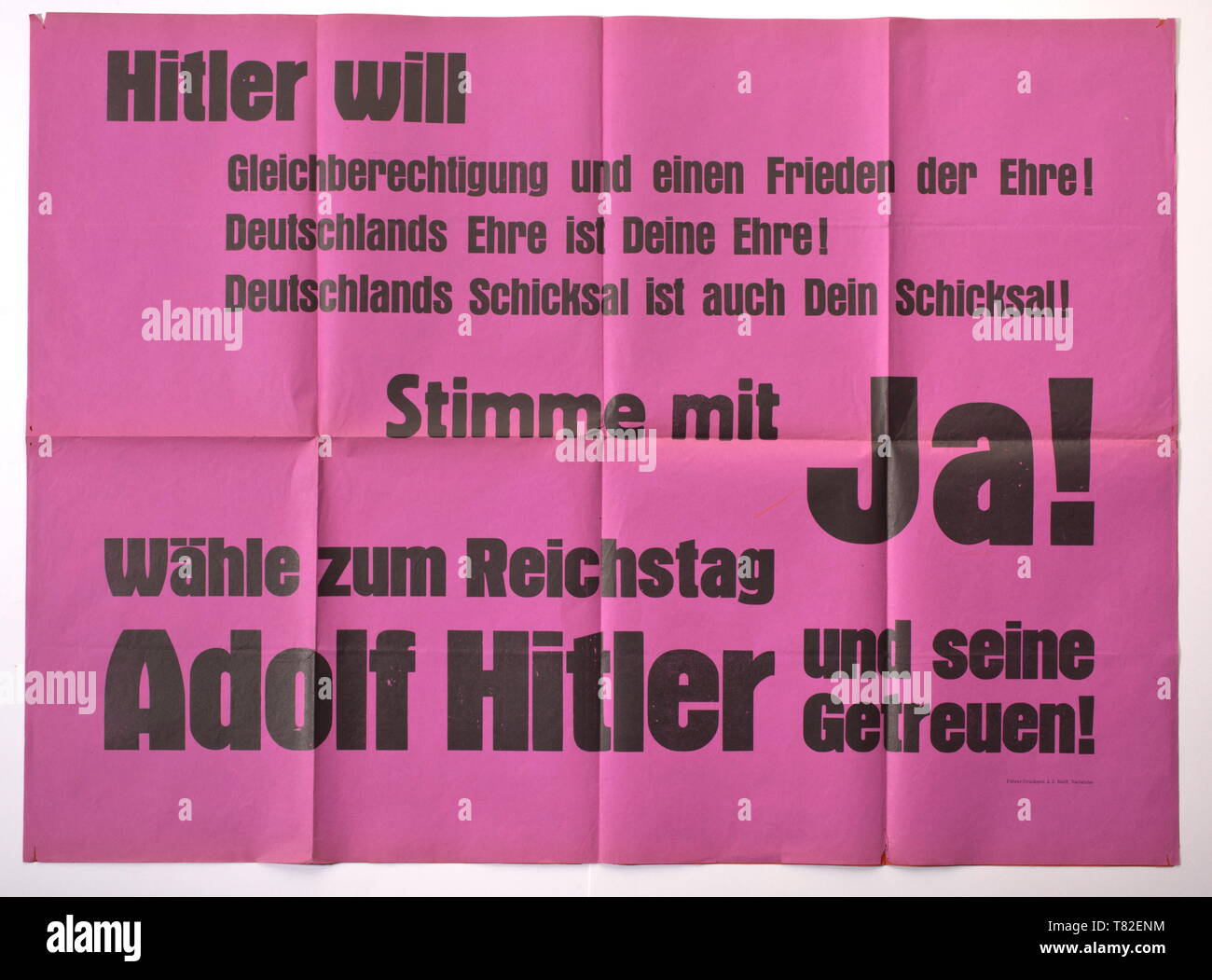 Dokumente aus dem Nachlass von einer Kampagne Arbeitnehmer sechs ursprünglichen Ordner mit zahlreiche Plakate, Flugblätter, Zeitungsausschnitte und Propaganda Texte der NSDAP, SPD und anderen Parteien für die Reichstagswahlen am 31. Juli 1932, 6. November 1932, 5. März 1933 und 12. November 1933 sowie die Wahl des Reichspräsidenten 1932. Schwarz-weiß und den mehrfarbigen Druck auf weißem oder farbigem Papier. Unter den Dokumenten das Plakat "Führers Wir folgen dir!", das Plakat mit den Porträts der Hindenburg und Hitler (beide ca. 60 x 85 cm) und eine große Attraktivität der deutschen Wirtschaft H, Editorial-Use - Nur Support Stockfoto