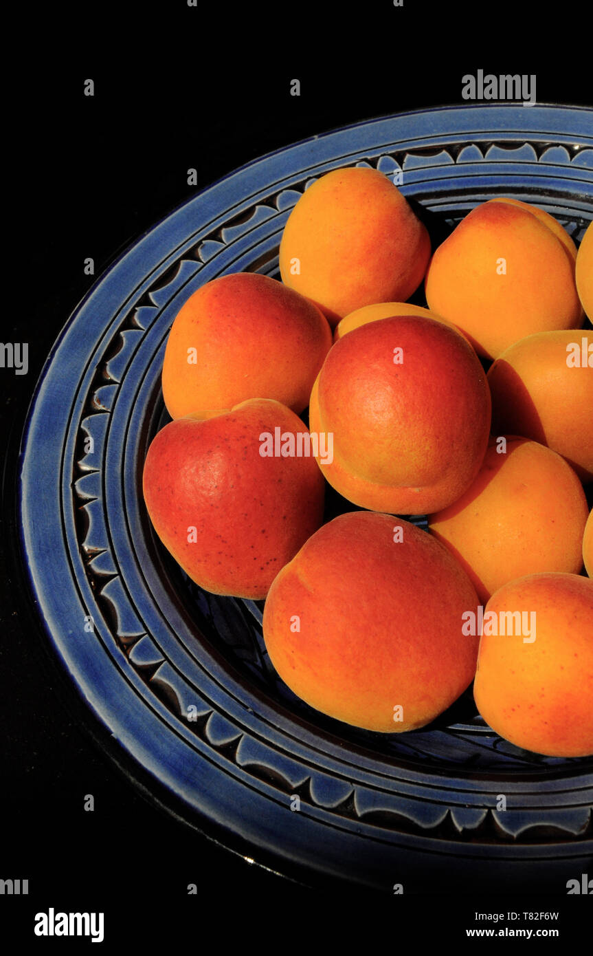 Aprikosen in Blau im marokkanischen Stil Schüssel Stockfoto