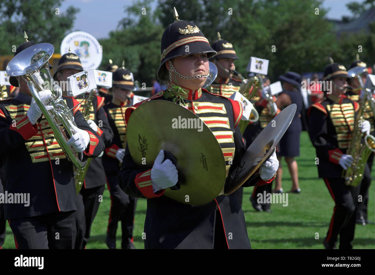 Outdoor Brass Band im historischen zeremoniellen Uniformen. In historischen Outdoor-Blaskapelle Zeremonienuniformen. Plenerowa orkiestra dęta w mundurach. Stockfoto