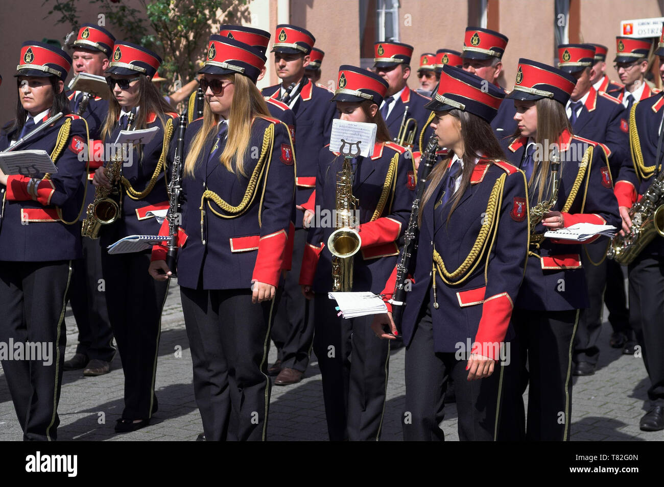 Outdoor Brass Band im historischen zeremoniellen Uniformen. In historischen Outdoor-Blaskapelle Zeremonienuniformen. Plenerowa orkiestra dęta w mundurach. Stockfoto