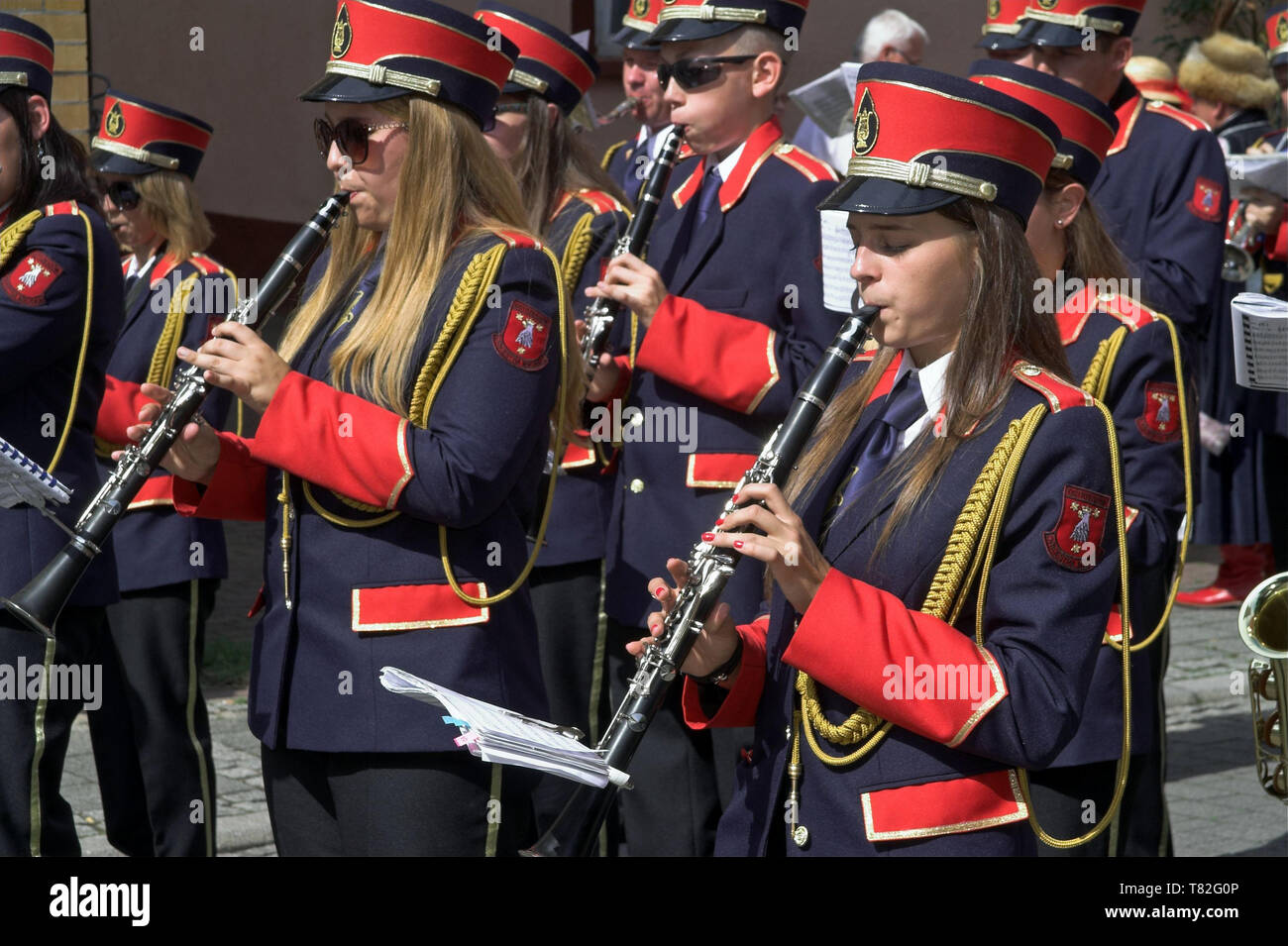 Outdoor Brass Band im historischen zeremoniellen Uniformen. In historischen Outdoor-Blaskapelle Zeremonienuniformen. Plenerowa orkiestra dęta w mundurach. Stockfoto