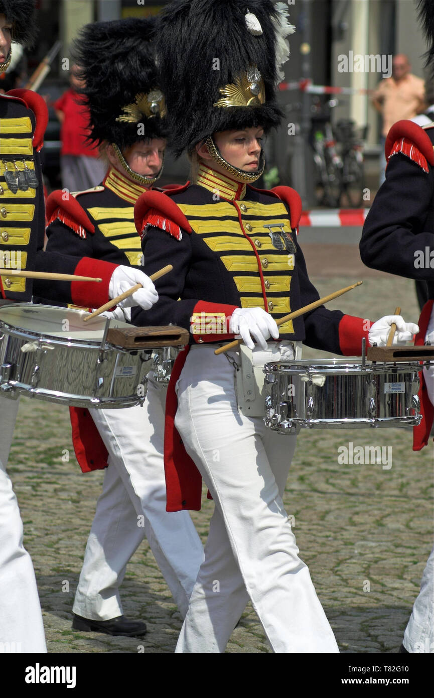 Outdoor Brass Band im historischen zeremoniellen Uniformen. In historischen Outdoor-Blaskapelle Zeremonienuniformen. Plenerowa orkiestra dęta w mundurach. Stockfoto