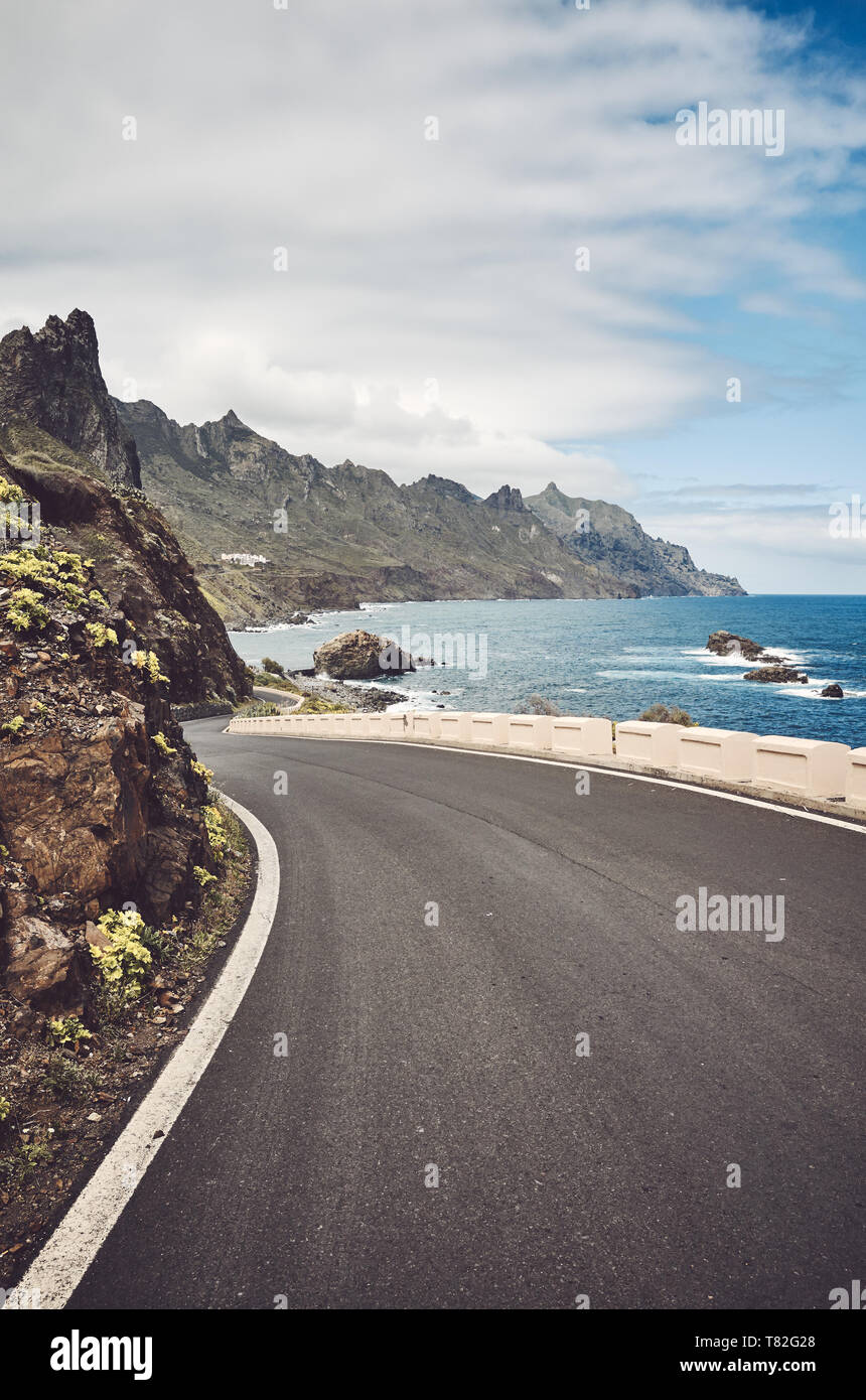 Scenic Ocean Road, die von den Klippen der den Berg Macizo de Anaga Gebirge, Farbe Tonen angewendet, Teneriffa, Spanien. Stockfoto