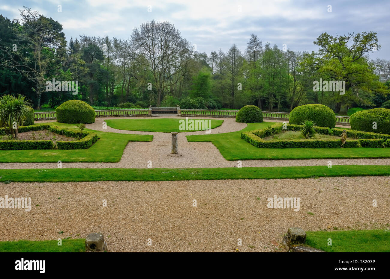 Wroxall, Warwickshire, Großbritannien - April, 24, 2019: Formelle Sunken Garden in Wroxall Abbey, im Frühling gemacht. Stockfoto