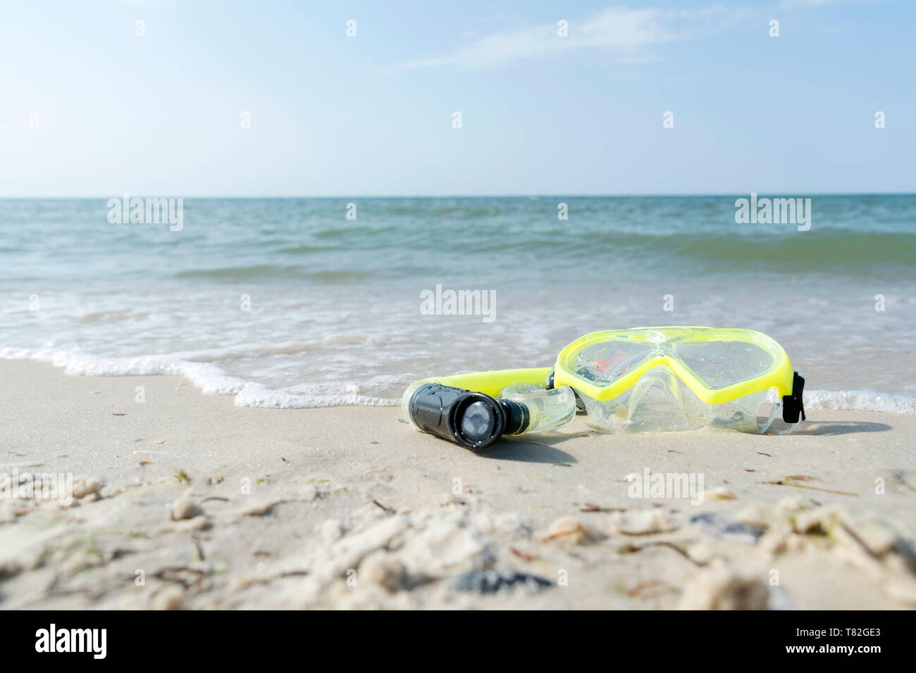 Tauchausrüstung auf weißen Sandstrand im Meer Stockfoto