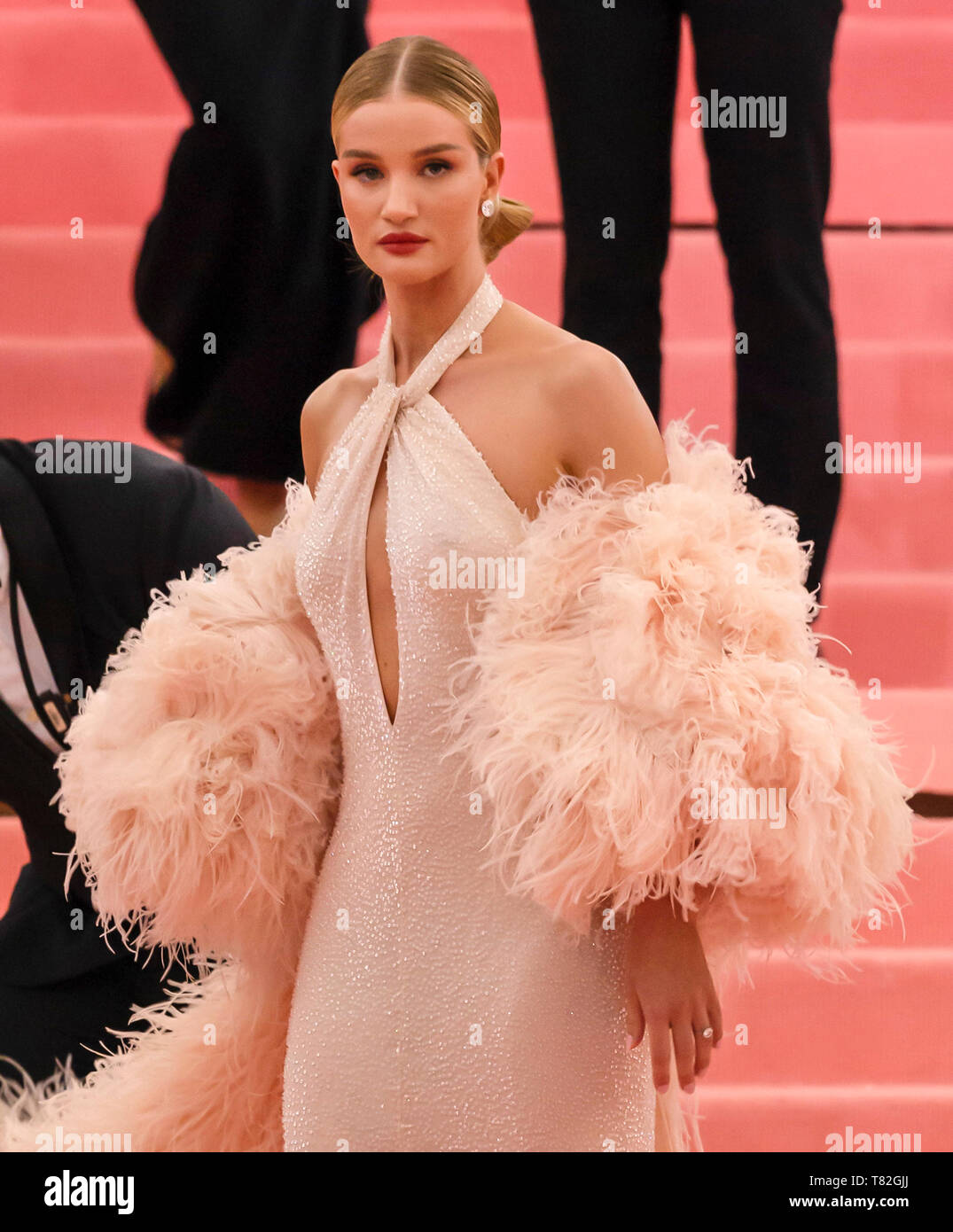 New York, NY - Mai 06, 2019: Rosie Huntington-Whiteley kommt für die 2019 Met Gala feiern Camp: Hinweise auf die Art und Weise an der Metropolitan Museum von Stockfoto