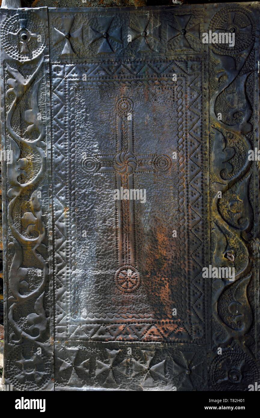 Georgien, obere Swanetien (zemo Swanetien), Dorf Ushguli, UNESCO Weltkulturerbe, Lamaria St. Mary's Church von Harderwijk aus dem 12. Jahrhundert, Tür mit geschnitzten Kupfer Stockfoto