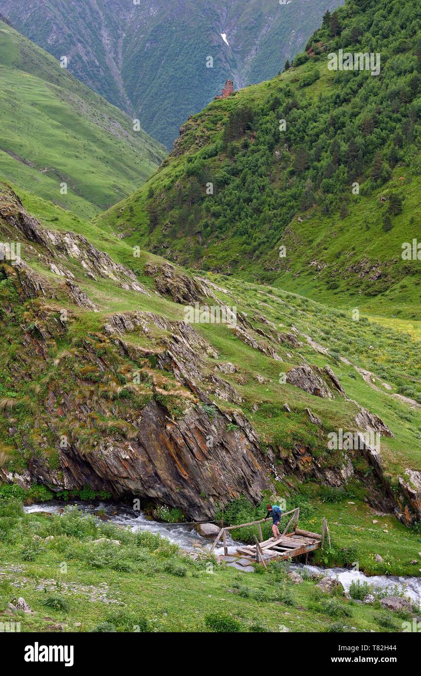 Georgien, Kachetien, Tuscheti Nationalpark, alasani River Tal in den Bergen von Pirikiti, Parsma (Baso), Wanderer über den Fluss Stockfoto