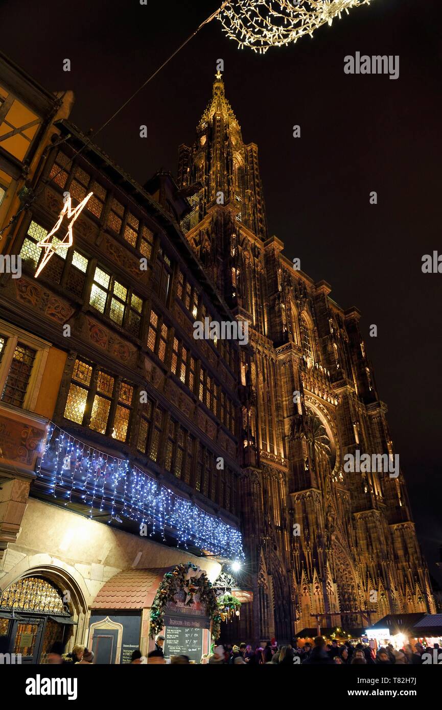 Frankreich, Bas Rhin, Straßburg, Altstadt zum Weltkulturerbe der UNESCO, Weihnachtsmarkt (Christkindelsmarik) place de la Cathedrale und der Kathedrale Notre Dame Stockfoto