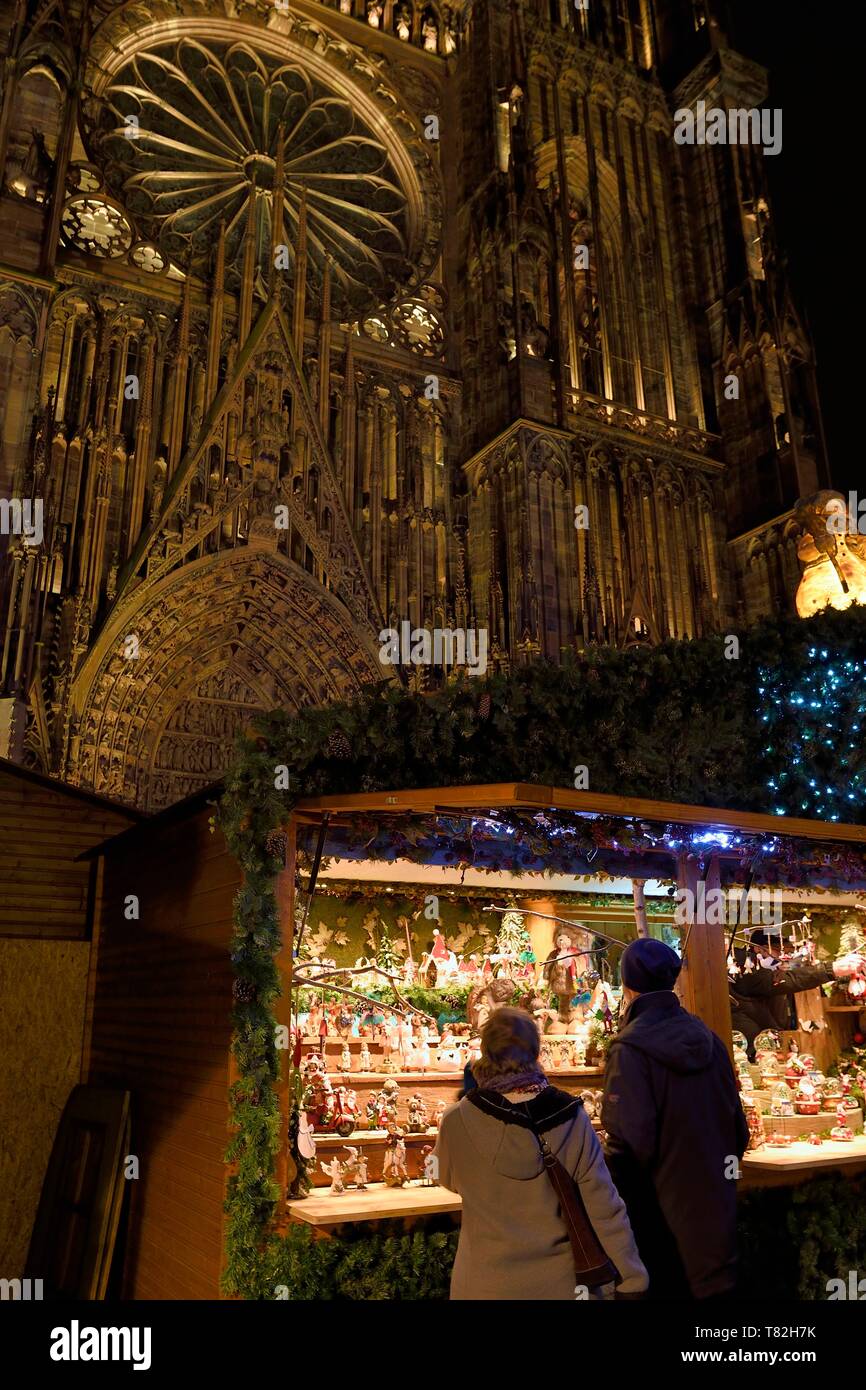 Frankreich, Bas Rhin, Straßburg, Altstadt zum Weltkulturerbe der UNESCO, Weihnachtsmarkt (Christkindelsmarik) Stall place de la Cathedrale und der Kathedrale Notre Dame Stockfoto