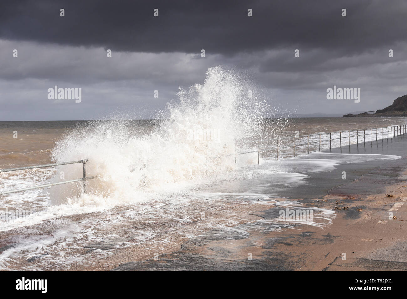 Wellen auf Colwyn Bay Seawall in einem Sturm bei Flut Stockfoto