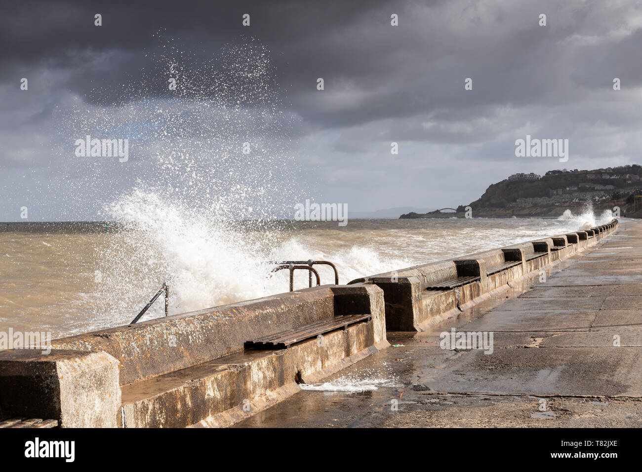Wellen auf Colwyn Bay Seawall in einem Sturm bei Flut Stockfoto