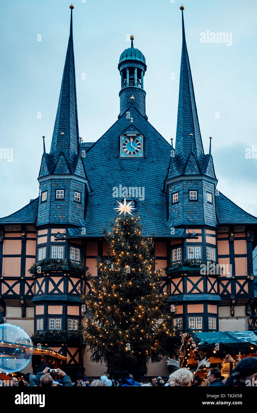 Weihnachtsmarkt und Lichter in der Fachwerkstadt Wernigerode Stockfoto