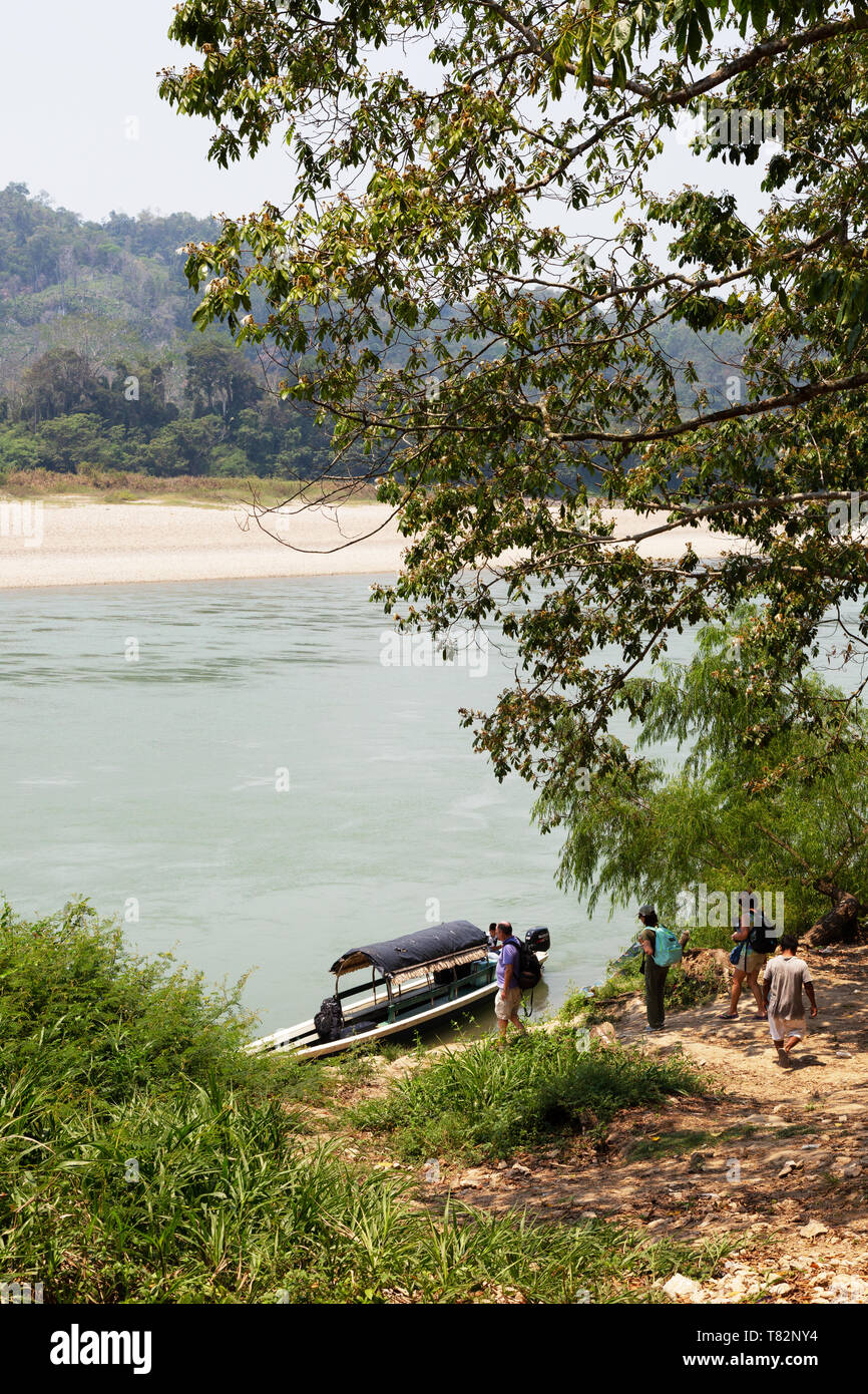 Rio Usumacinta Fluss, Guatemala - Touristen erhalten auf einem Boot im Norden Guatemalas über die Grenze nach Mexiko zu reisen; Guatemala Mittelamerika Stockfoto