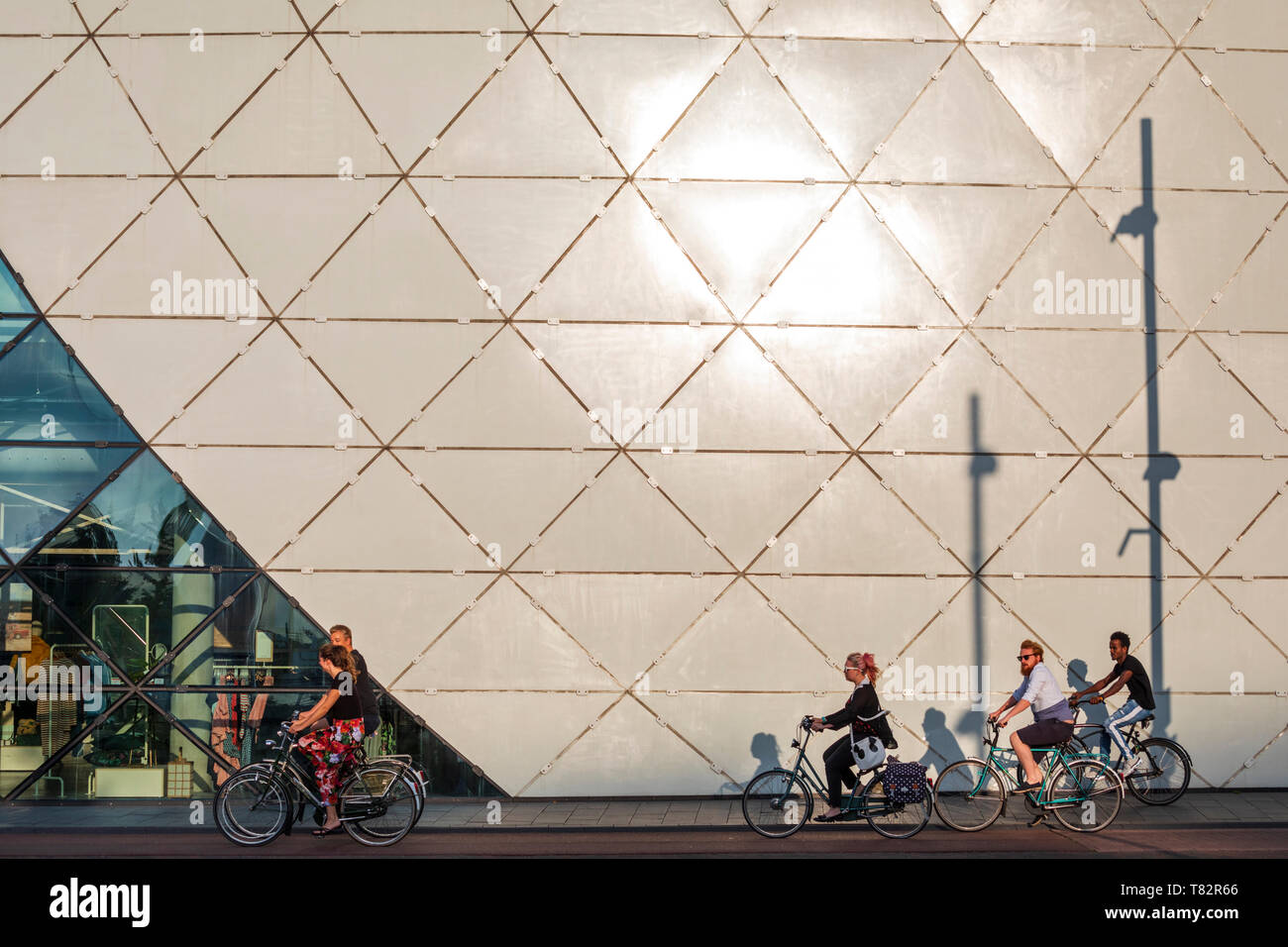 Radfahrer fahren an die Geometrische Fassade der Blob-Gebäude in Eindhoven, Niederlande. Stockfoto