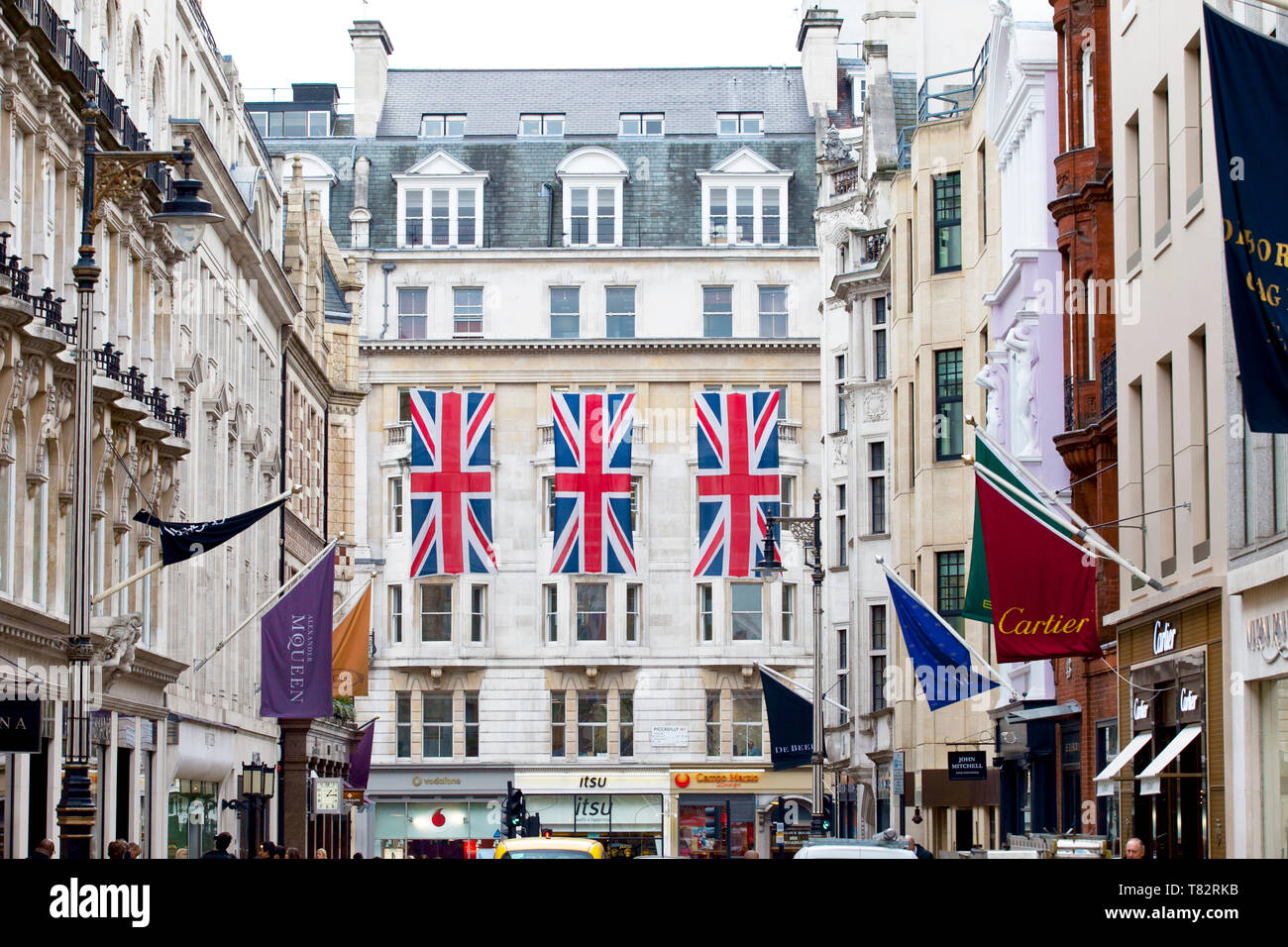 Union Jack Flaggen in die London Street hängen Stockfoto