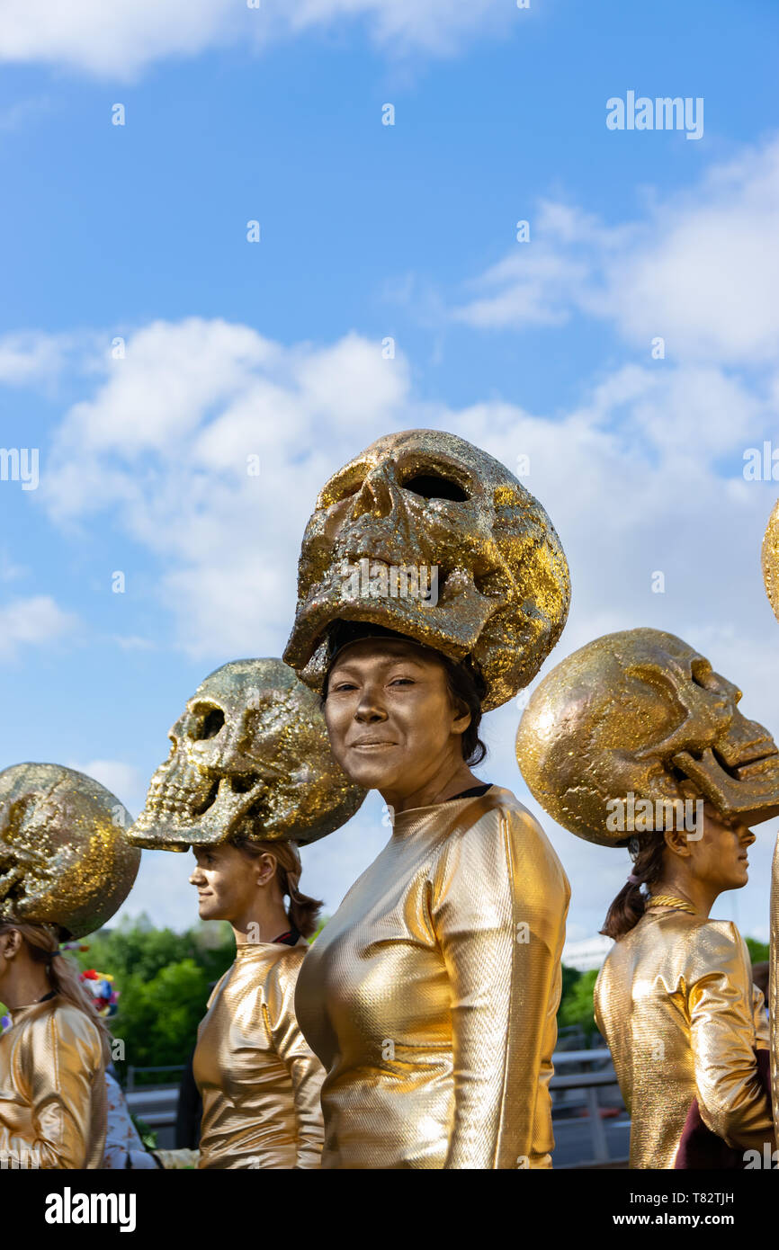 Lille, Frankreich - Mai 04,2019: Frauen im Karneval Kostüme, die Mexikanische Tradition auf der Eldorado Lille 3000 Parade. Stockfoto