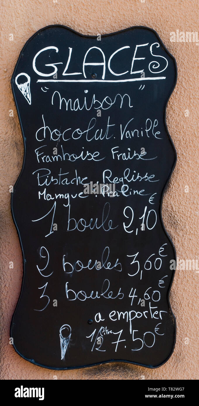 Tafel handgeschriebenen Menü außerhalb eines französischen Eisdiele Stockfoto