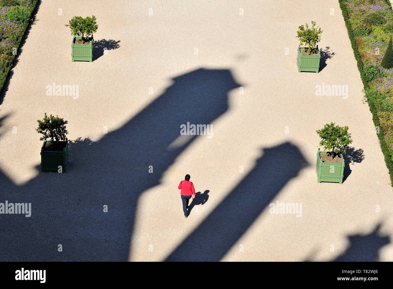 Frankreich, Maine et Loire, Loire Tal als Weltkulturerbe von der UNESCO, Chambord, das königliche Schloss, Schatten der Burg auf einem Weg der französischen Gärten aufgeführt Stockfoto