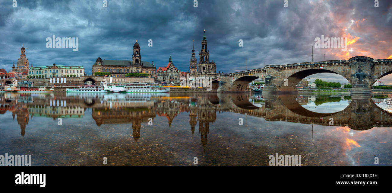 Dresden, Deutschland. Panoramablick auf das Stadtbild Bild von Dresden, Deutschland mit Reflexion der Stadt in der Elbe, während der dramatischen Sonnenuntergang. Stockfoto