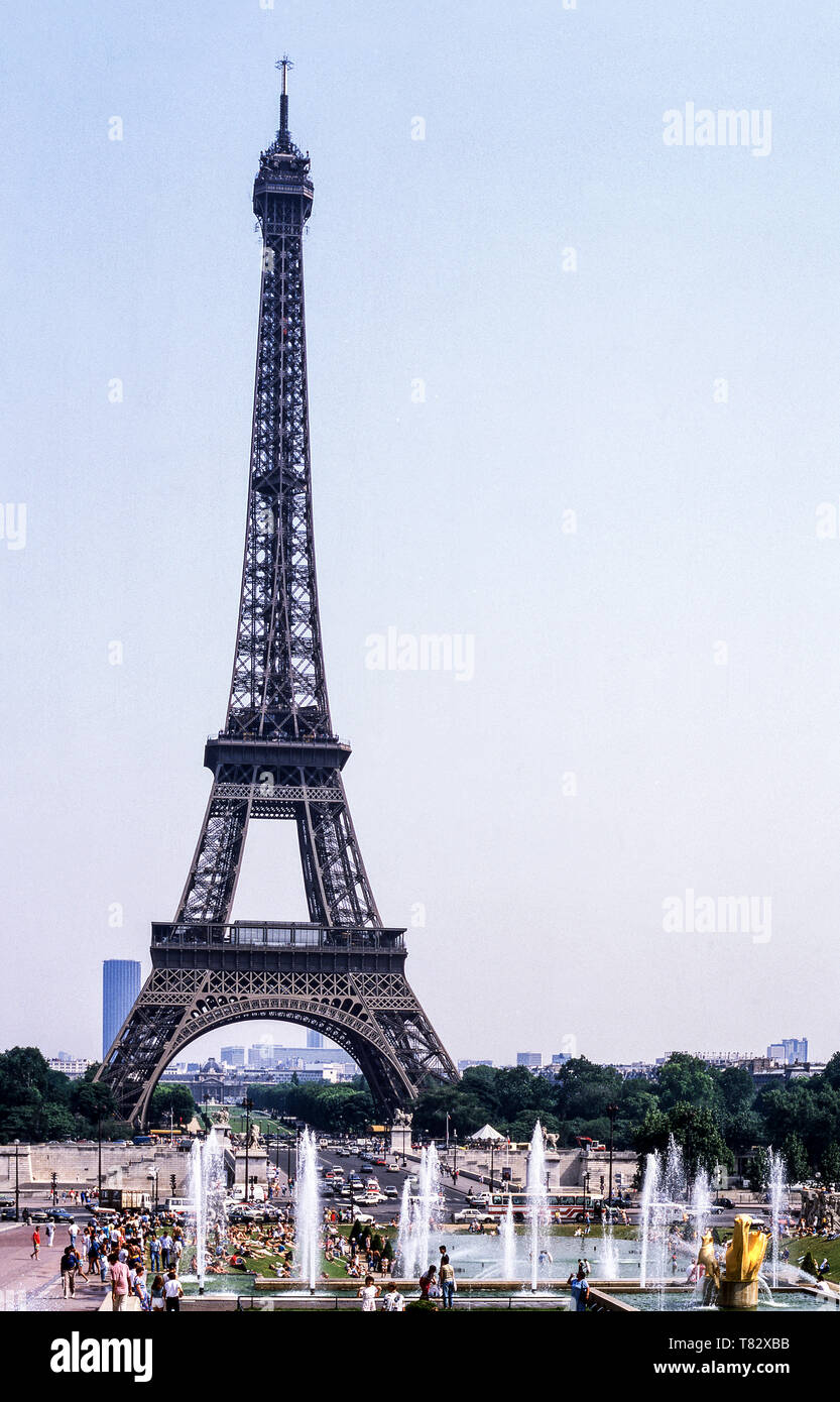 Der Eiffelturm (1889) aus dem Garten des Palais de Chaillot. Paris. Frankreich. Stockfoto