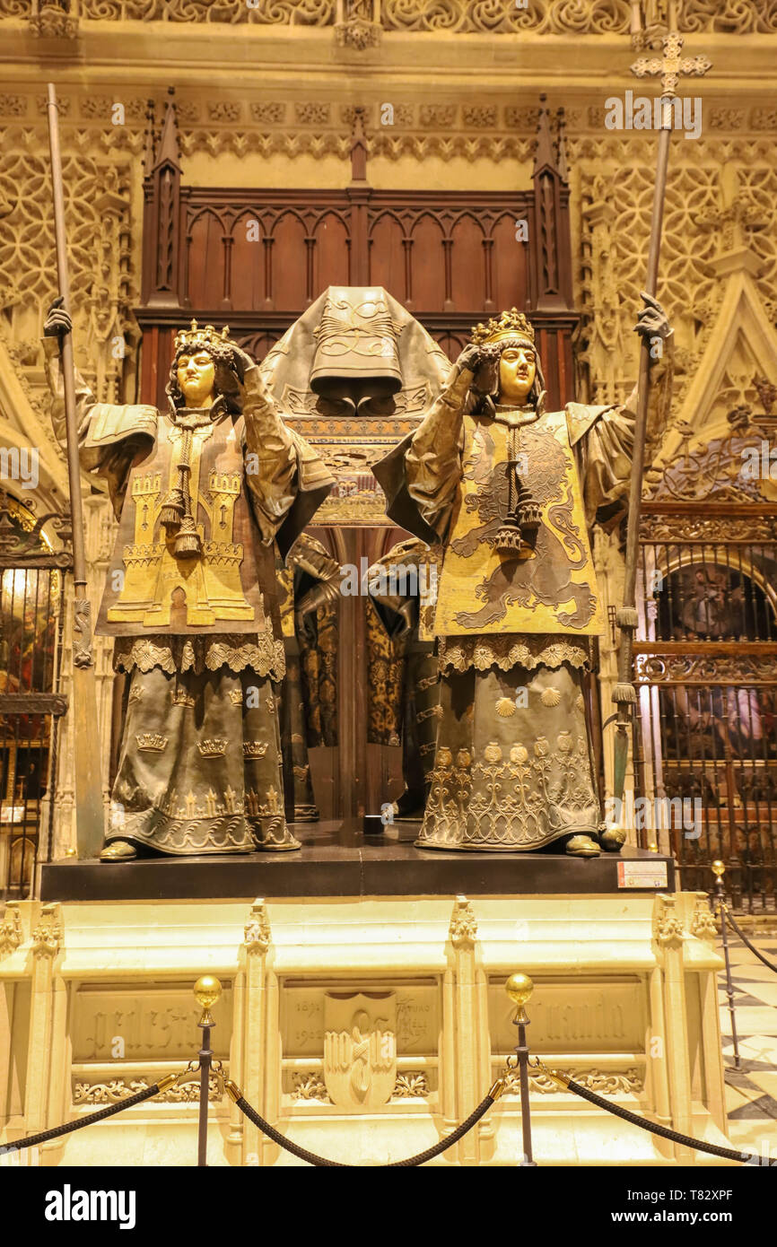 Ein schönes Denkmal von Christoph Kolumbus das Grab, das aloft durch vier Könige von Spanien: Kastilien, Aragon, Navara und Leon statt. Sevilla katholischen Stockfoto