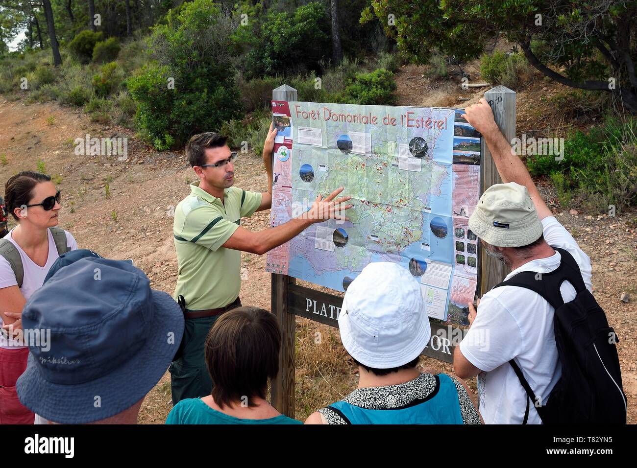 Frankreich, Var, Roquebrune-sur-Bereich neben Saint Raphael, Massif de l'Esterel (Esterel Massif), Wandern in das Massiv des Cap Roux, Christophe Pint Girardot agent der französischen National Forest Office (ONF) Stockfoto