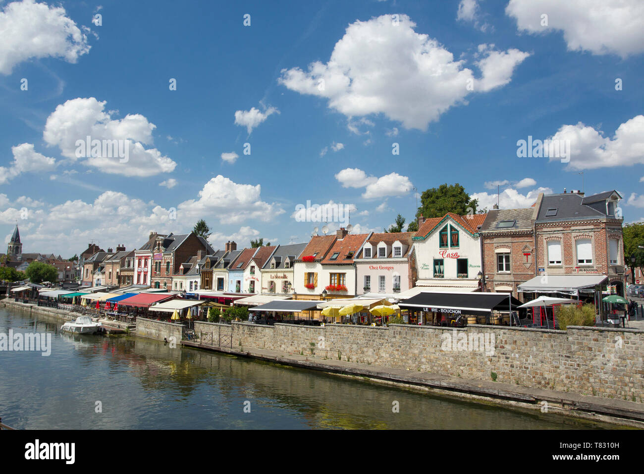 Amiens (Nordfrankreich): Terrassen der Cafés und Restaurants und Fassade der typischen Häuser im Bezirk von Saint-Leu, entlang der Somme River, Òquai werden Stockfoto