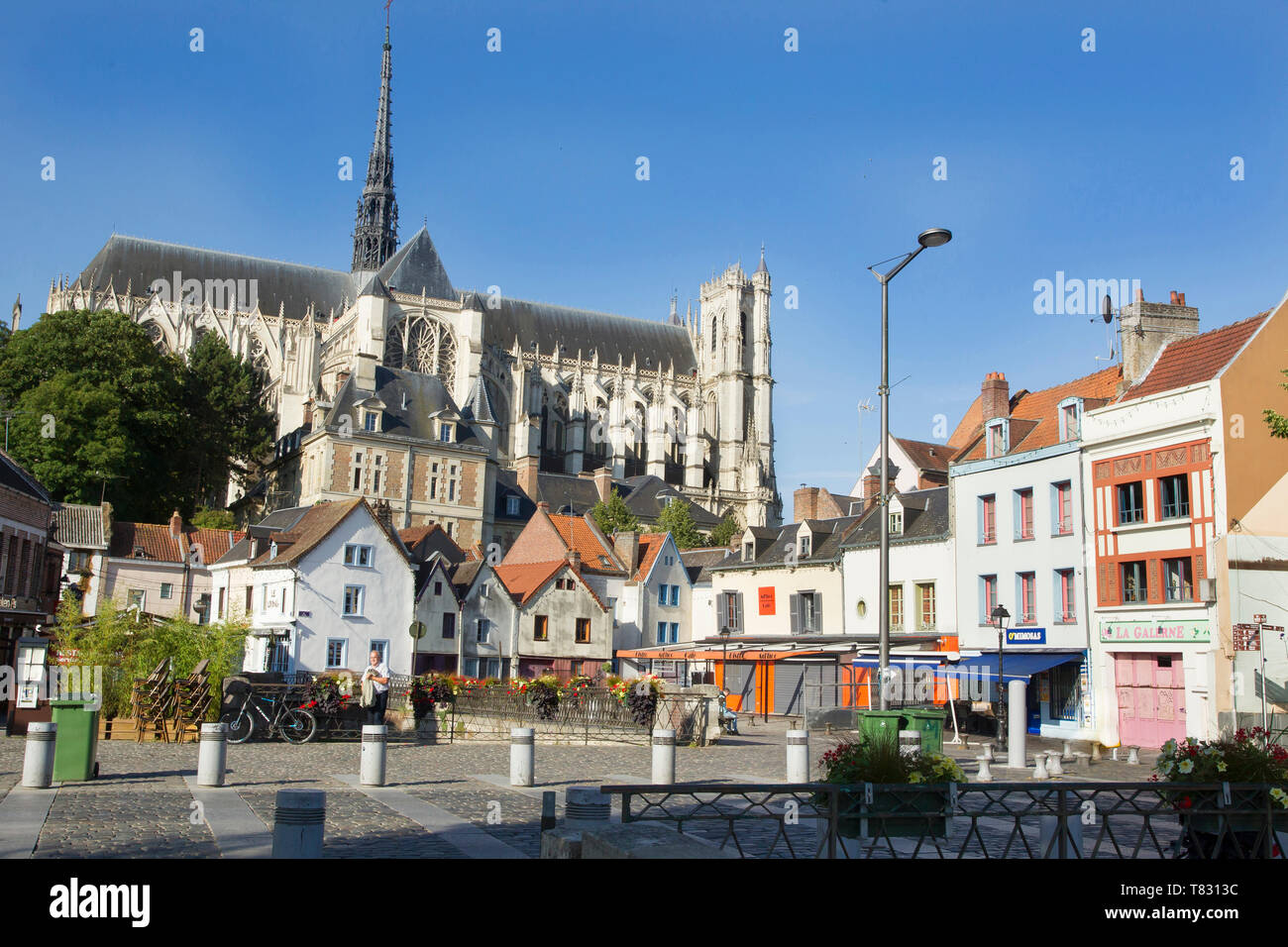 Amiens (Nordfrankreich): Häuser in Òplace du DonÓ Platz im Bezirk von Saint-Leu, mit der Römisch-katholischen Kathedrale von Amiens (Òcathedrale Notre Stockfoto