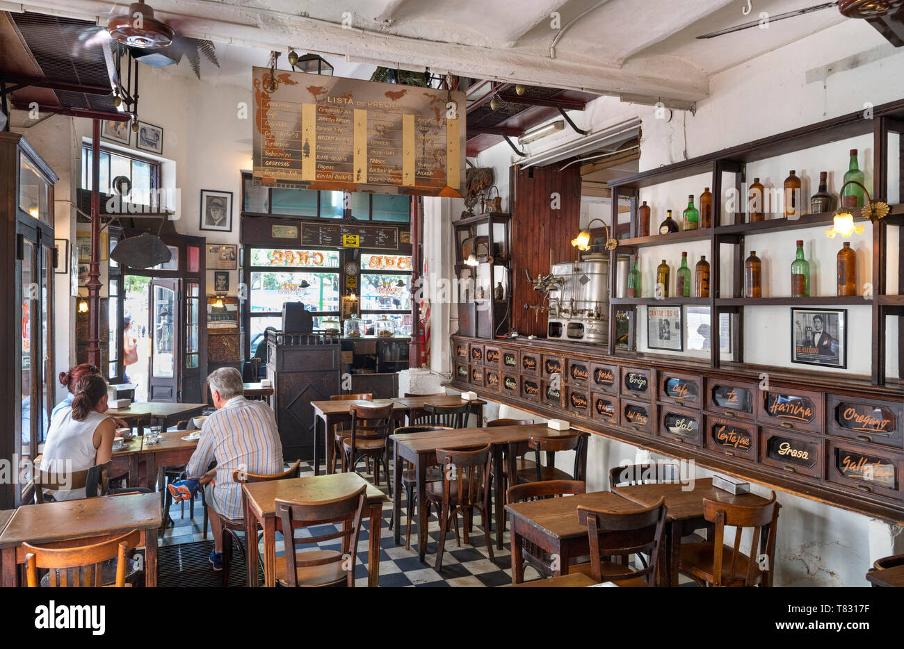 Innenraum eines traditionellen alten Cafe Bar auf der Plaza Dorrego, San Telmo, Buenos Aires, Argentinien Stockfoto