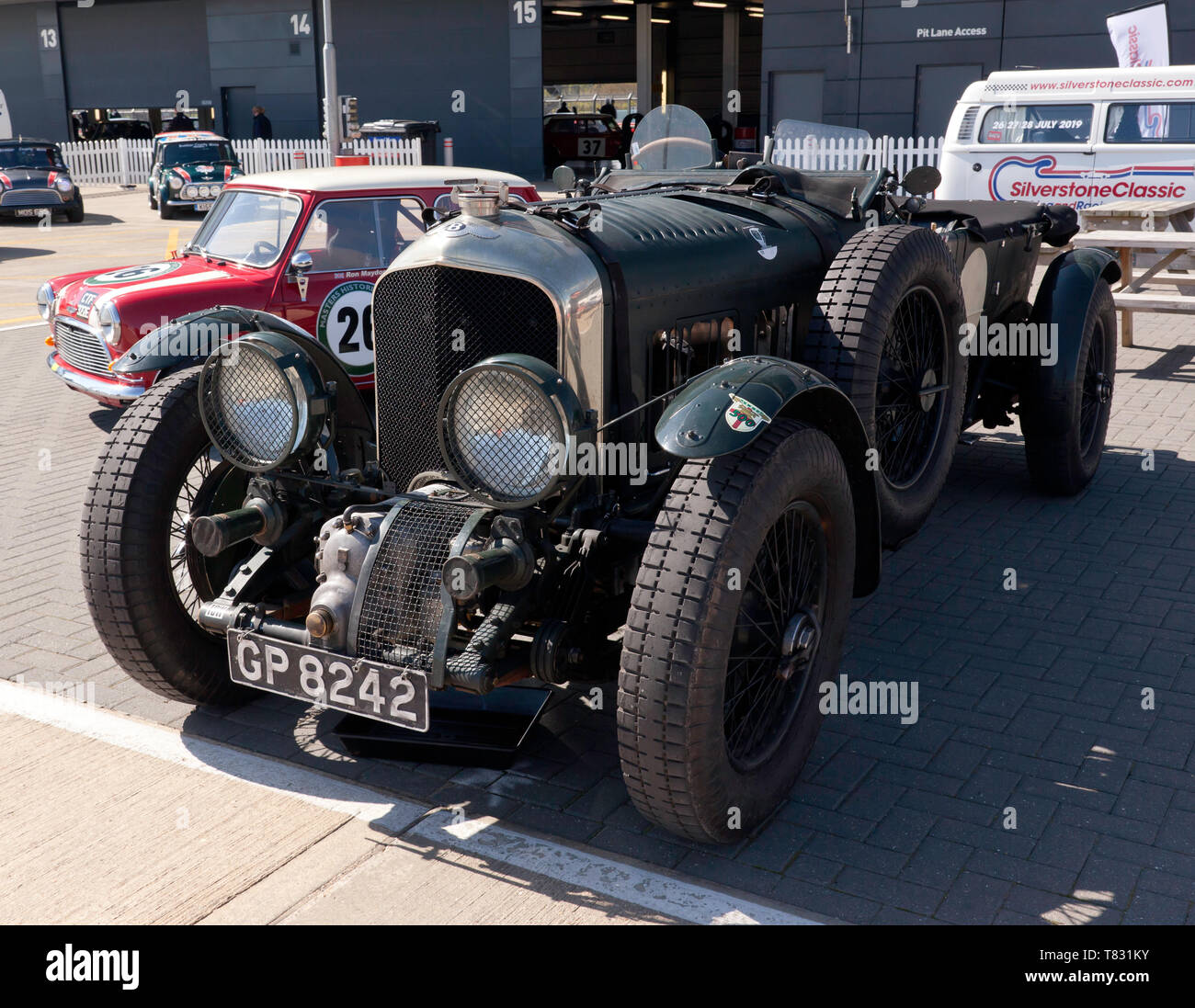 Eine grüne, 1931 Pre-War Bentley Blower auf Anzeige, vor dem Flügel, während der 2019 Silverstone Classic Media Day Stockfoto