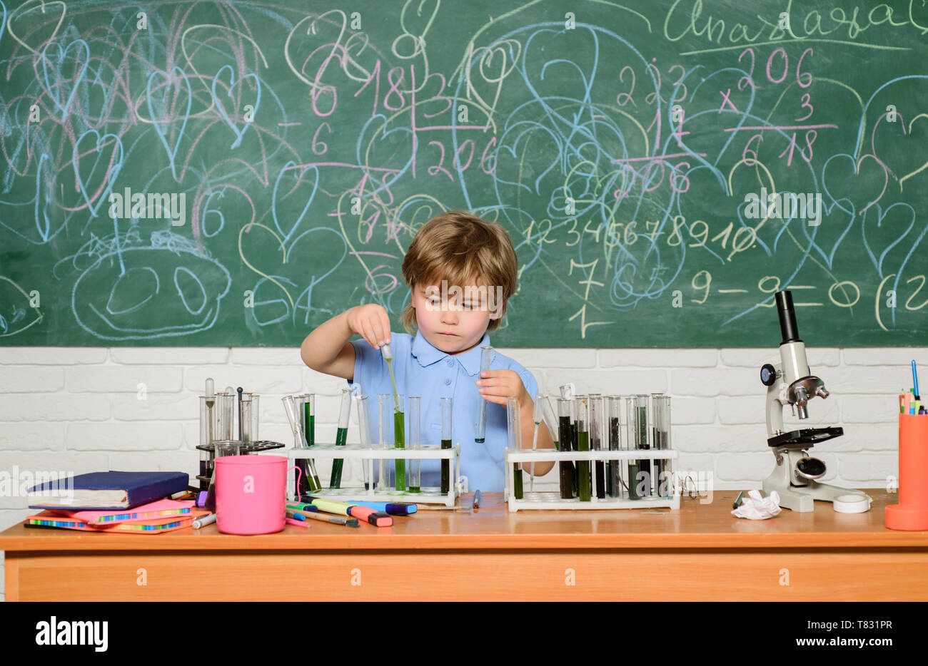 Chemie Labor. Praktisches Wissen Konzept. Stipendien und Stipendium. Wunderkind und frühe Entwicklung. Smart Kinder Durchführung Chemie Test. Kleine Schüler lernen Chemie in der Schule. Stockfoto