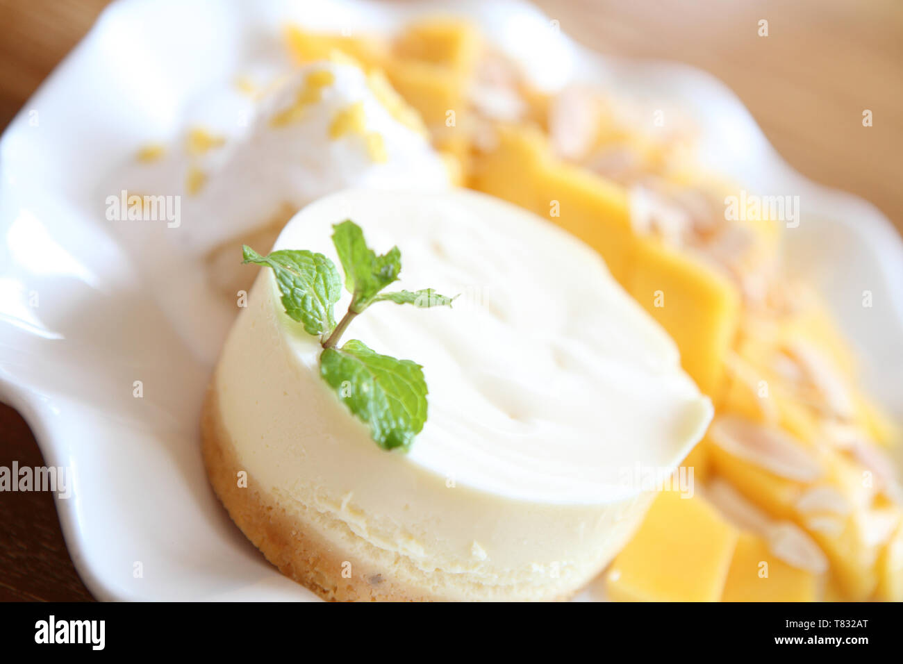 Käsekuchen mit Mango Stockfoto