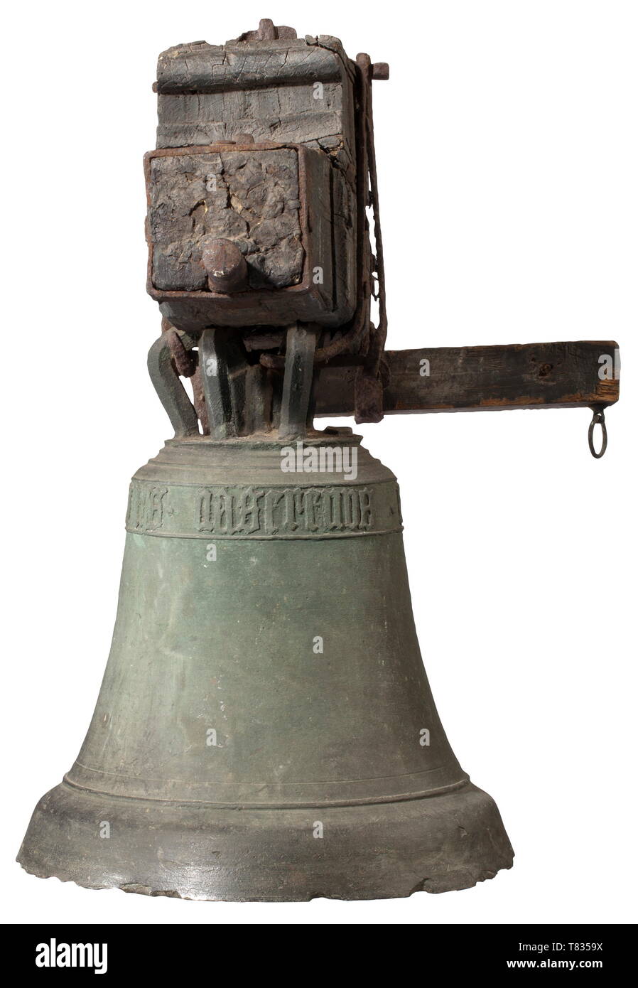 Einem Süddeutschen spätgotischen Kirche bell Datiert 1518. Bronze mit dunklen alter Patina. Die Außenseite des Körpers segmentiert durch Bands und die kontinuierliche Inschrift "IHS NASERENUS MCCCCXVIII". Teilweise kleine Späne am unteren Rand. Eine Krone mit sechs Bars, eine Bar fehlt. Nr. 1880. Alte Eiche Holz Gabel mit schmiedeeisernen Halterungen befestigt. Höhe ohne Gabel 43 cm, mit Gabel 66 cm. historischen, geschichtlichen, Kunsthandwerk, Handwerk, Handwerk, Objekt, Objekte, Stills, Clipping, Clippings, Ausschneiden, Ausschneiden, Ausschnitten, 16. Jahrhundert, Additional-Rights - Clearance-Info - Not-Available Stockfoto