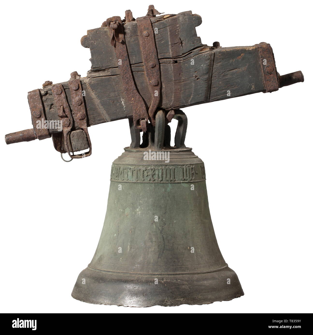 Einem Süddeutschen spätgotischen Kirche bell Datiert 1518. Bronze mit dunklen alter Patina. Die Außenseite des Körpers segmentiert durch Bands und die kontinuierliche Inschrift "IHS NASERENUS MCCCCXVIII". Teilweise kleine Späne am unteren Rand. Eine Krone mit sechs Bars, eine Bar fehlt. Nr. 1880. Alte Eiche Holz Gabel mit schmiedeeisernen Halterungen befestigt. Höhe ohne Gabel 43 cm, mit Gabel 66 cm. historischen, geschichtlichen, Kunsthandwerk, Handwerk, Handwerk, Objekt, Objekte, Stills, Clipping, Clippings, Ausschneiden, Ausschneiden, Ausschnitten, 16. Jahrhundert, Additional-Rights - Clearance-Info - Not-Available Stockfoto