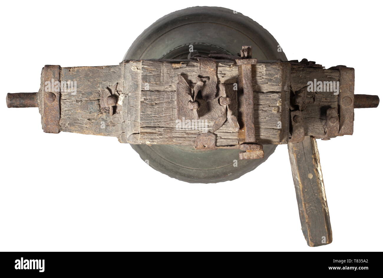 Einem Süddeutschen spätgotischen Kirche bell Datiert 1518. Bronze mit dunklen alter Patina. Die Außenseite des Körpers segmentiert durch Bands und die kontinuierliche Inschrift "IHS NASERENUS MCCCCXVIII". Teilweise kleine Späne am unteren Rand. Eine Krone mit sechs Bars, eine Bar fehlt. Nr. 1880. Alte Eiche Holz Gabel mit schmiedeeisernen Halterungen befestigt. Höhe ohne Gabel 43 cm, mit Gabel 66 cm. historischen, geschichtlichen, Kunsthandwerk, Handwerk, Handwerk, Objekt, Objekte, Stills, Clipping, Clippings, Ausschneiden, Ausschneiden, Ausschnitten, 16. Jahrhundert, Additional-Rights - Clearance-Info - Not-Available Stockfoto